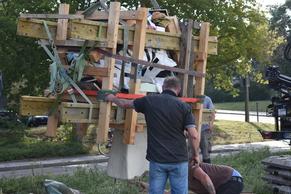 Foto des Abladens und Ausrichtens der Skulptur nach der Restauration.