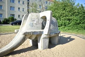 Foto des Elefanten auf dem Spielplatz Nord. Der Rüssel ist eine Rutsche.