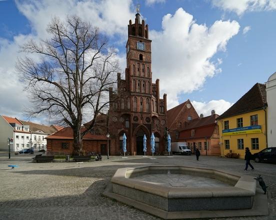 Foto vom altstädtischen Markt mit Blick auf Ratskeller und Rathaus.