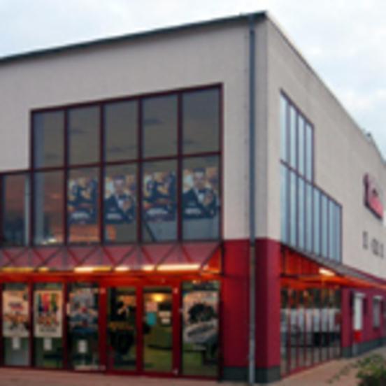 Foto der Glasfront des Hauptzugangs Kino Movietown in seinem markanten roten Vordach.