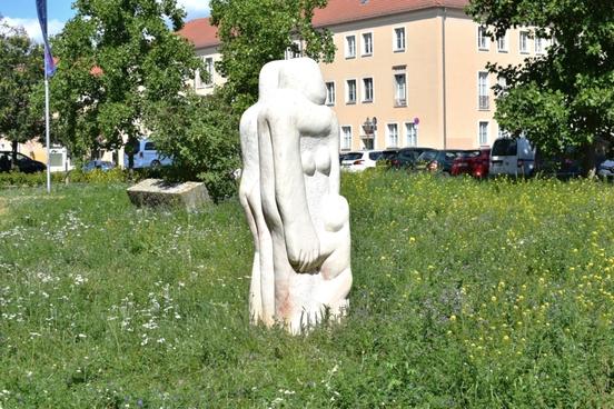 Skulptur einer Familie bestehend aus Vater, Mutter und Kind