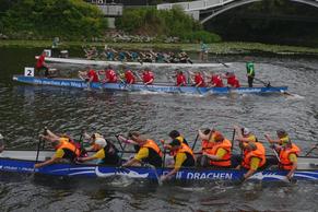 Foto des Drachenbootrennens auf der Havelin Richtung Jahrtausendbrücke.