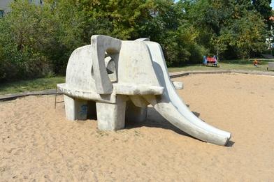Foto des Elefanten auf dem Elefantenspielplatz. Der Rüssel ist eine Rutsche.