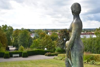 Mutter-Kind Skulptur mit Blick auf die Stadt Brandenburg an der Havel