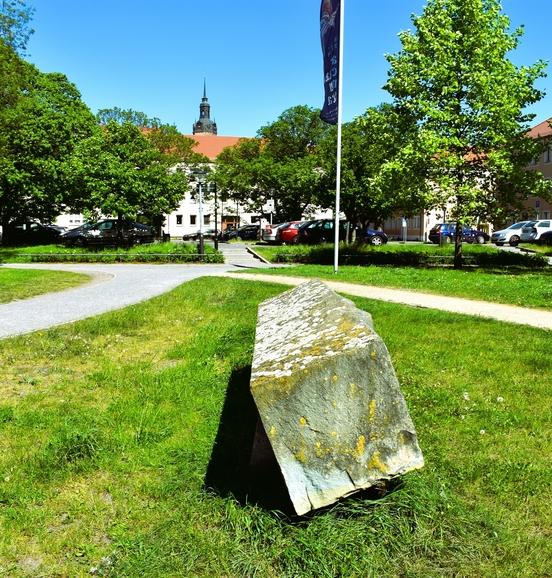 Skulptur "liegender Stein" quadratisch vor dem St. Pauli-Kloster.