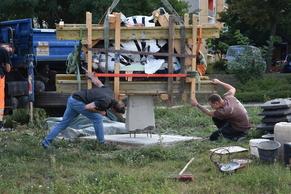 Foto des Abladens und Ausrichtens der Skulptur nach der Restauration.