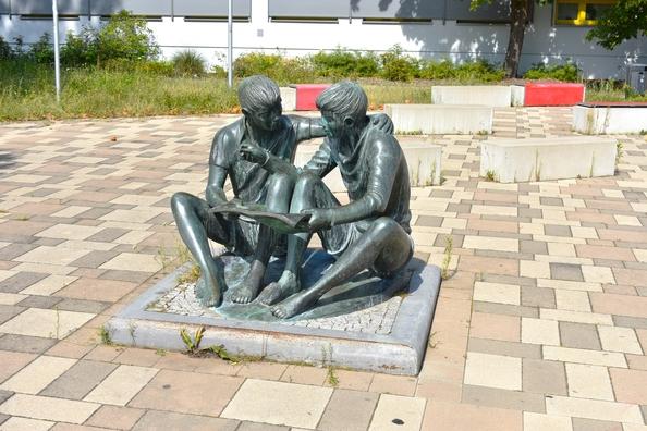 Zwei lernende Knaben vor dem Berthold-Brecht-Gymnasium
