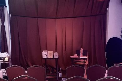 Foto der Kleinkusntbühne Lisa Zenner Art, Draufsicht Weinroter Theatervorhang, davor Bestuhlung.