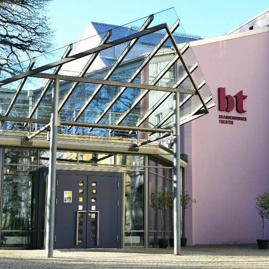 Eingang der Brandenburget Theaters: Glasdach vor rotem Gebäude
