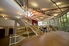 Foto des Foyers des Brandenburger Theaters.